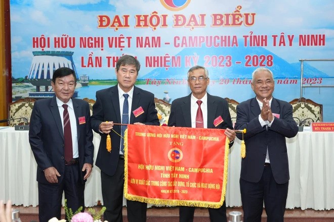 Tiến sỹ Lê Hồng Liêm (bên phải), Phó Chủ tịch Trung ương Hội hữu nghị Việt Nam-Campuchia tặng bức trướng cho Hội Hữu nghị Việt Nam-Campuchia tỉnh Tây Ninh. (Ảnh: Minh Phú/TTXVN)