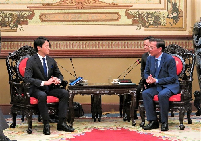 Chủ tịch UBND TPHCM Phan Văn Mãi (phải) tiếp ông Saito Motohiko, Thống đốc tỉnh Hyogo, Nhật Bản. (Ảnh: HCM CityWeb)