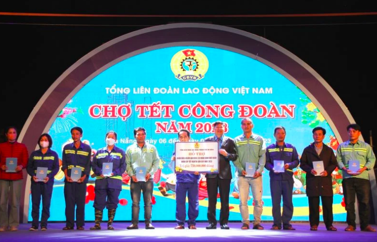 Trao phiếu mua hàng tặng công nhân, lao động tại Chợ Tết Công đoàn năm 2023, do Liên đoàn Lao động thành phố Đà Nẵng tổ chức.
