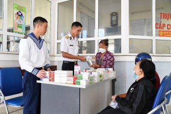 Bà con Kiên Giang được y, bác sĩ vùng 5 Hải quân thăm khám, cấp phát thuốc chữa bệnh