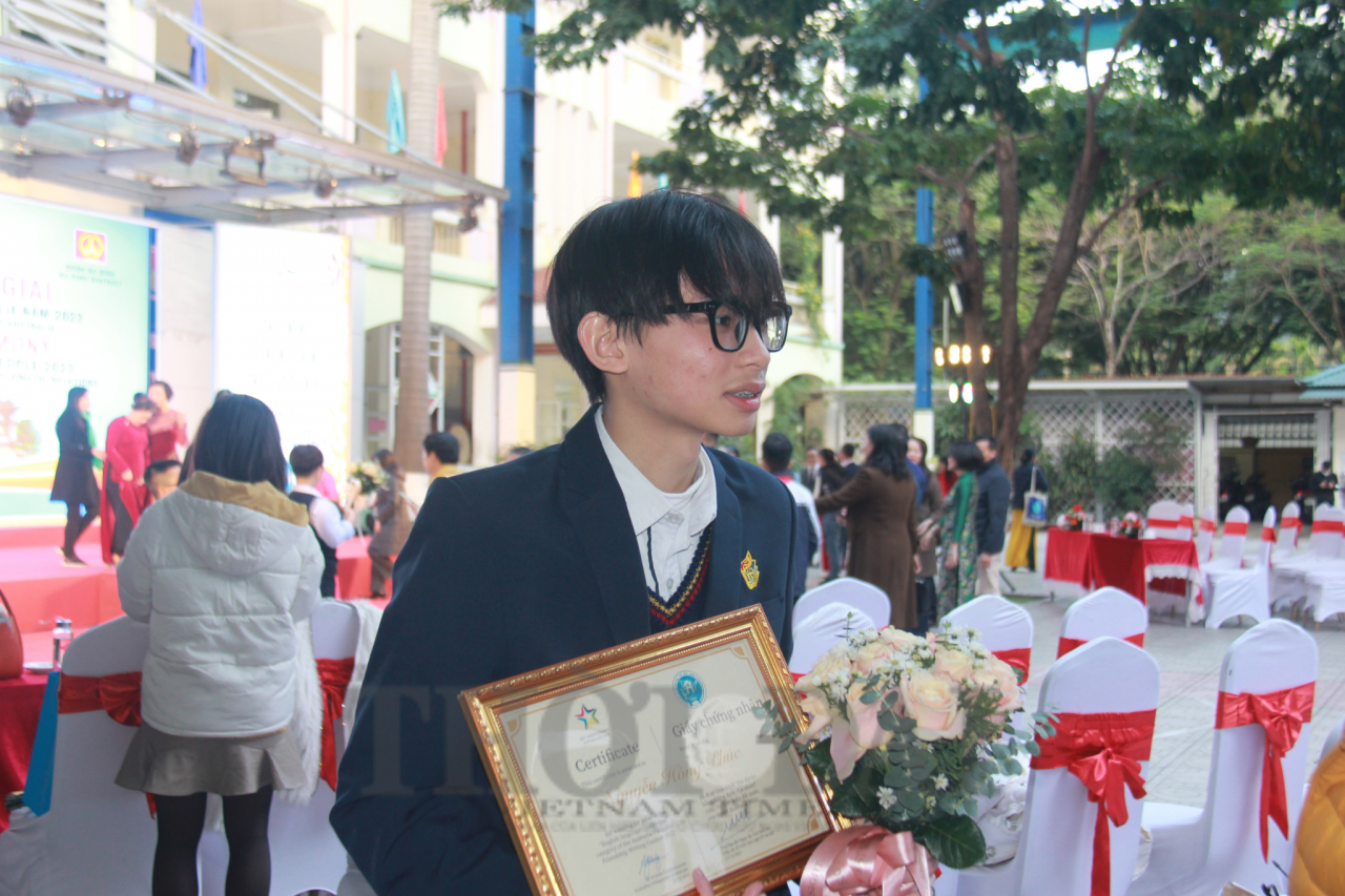 em Nguyễn Hồng Phúc, học sinh lớp 11A5 Trường THPT Việt Đức đạt giải nhất cuộc thi. (Ảnh: Mai Anh)