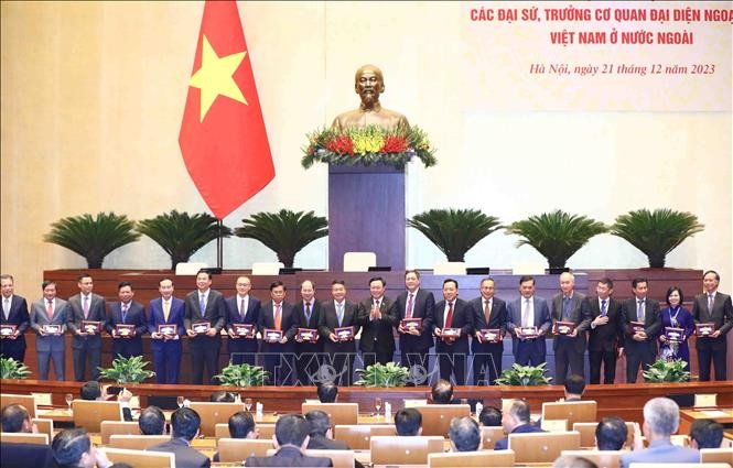Chủ tịch Quốc hội gặp mặt các Đại sứ, Trưởng Cơ quan đại diện ngoại giao Việt Nam ở nước ngoài