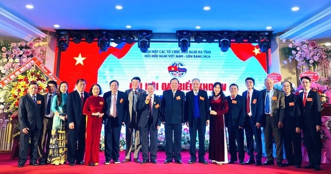 BCH Hội Hữu nghị Việt - Nga tỉnh Hà Tĩnh khoá V ra mắt tại Đại hội. (Ảnh: Tạp chí Bạch Dương)