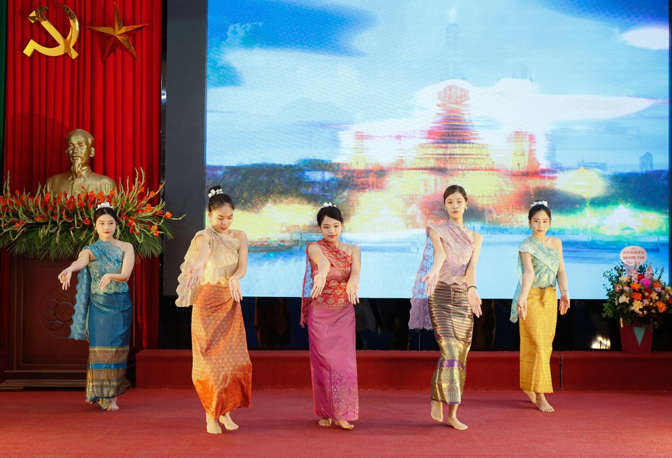 Tiết mục văn nghệ trong chương trình Liên hoan văn hóa nghệ thuật Việt Nam - Thái Lan.