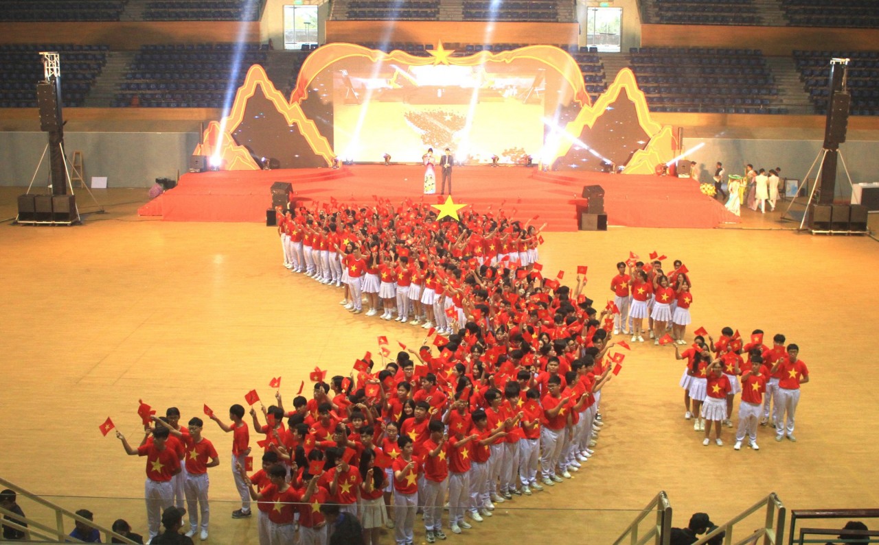1.300 đoàn viên, thanh niên, học sinh đã biểu diễn xếp Bản đồ Việt Nam tại Cung thể thao Tiên Sơn. Ảnh: VGP/Minh Trang