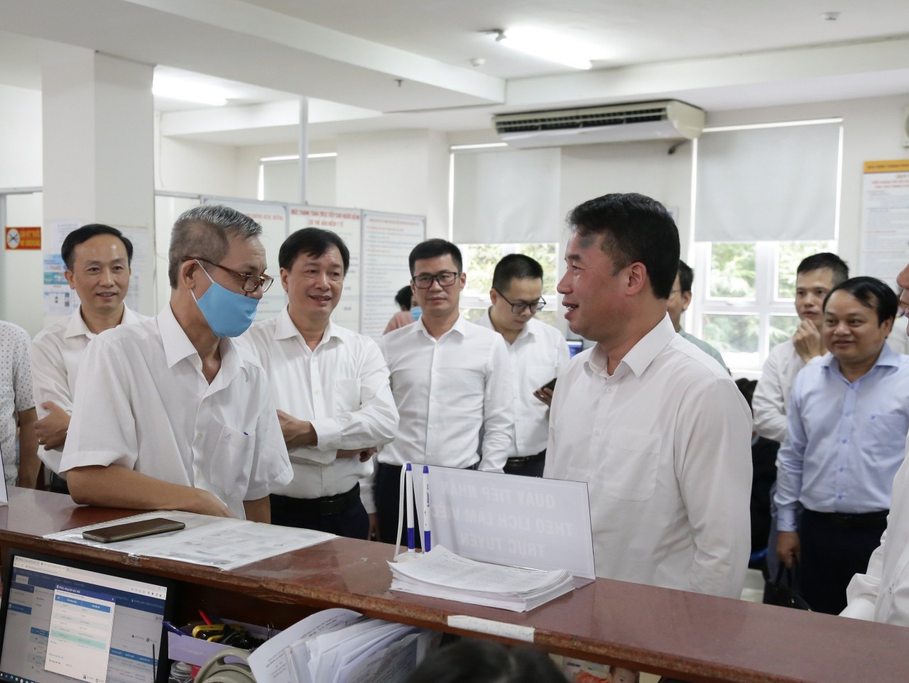 Tổng Giám đốc BHXH Việt Nam Nguyễn Thế Mạnh trao đổi với người dân đến làm thủ tục tại BHXH TP.HCM.