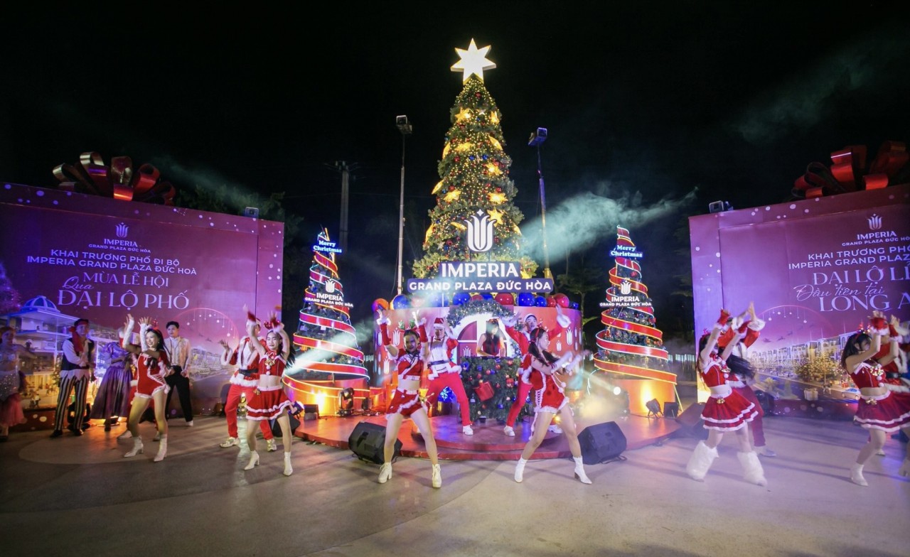 Màn trình diễn “cực cháy” của các vũ công mở màn đêm Giáng sinh diệu kỳ.