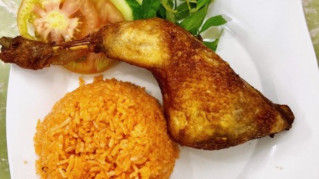 Nữ du khách Nga suýt xoa khi thử cơm gà xối mỡ Việt Nam