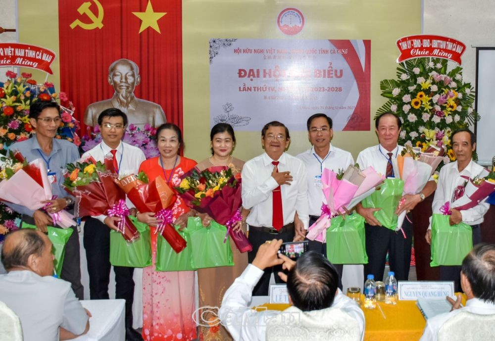 Ông Trần Chánh Quang, Chủ tịch Hội Hữu nghị Việt Nam - Trung Quốc tỉnh, tặng hoa ghi nhận đóng góp của các thành viên Ban Chấp hành khoá III, nhiệm kỳ 2018-2023 không tái cử.