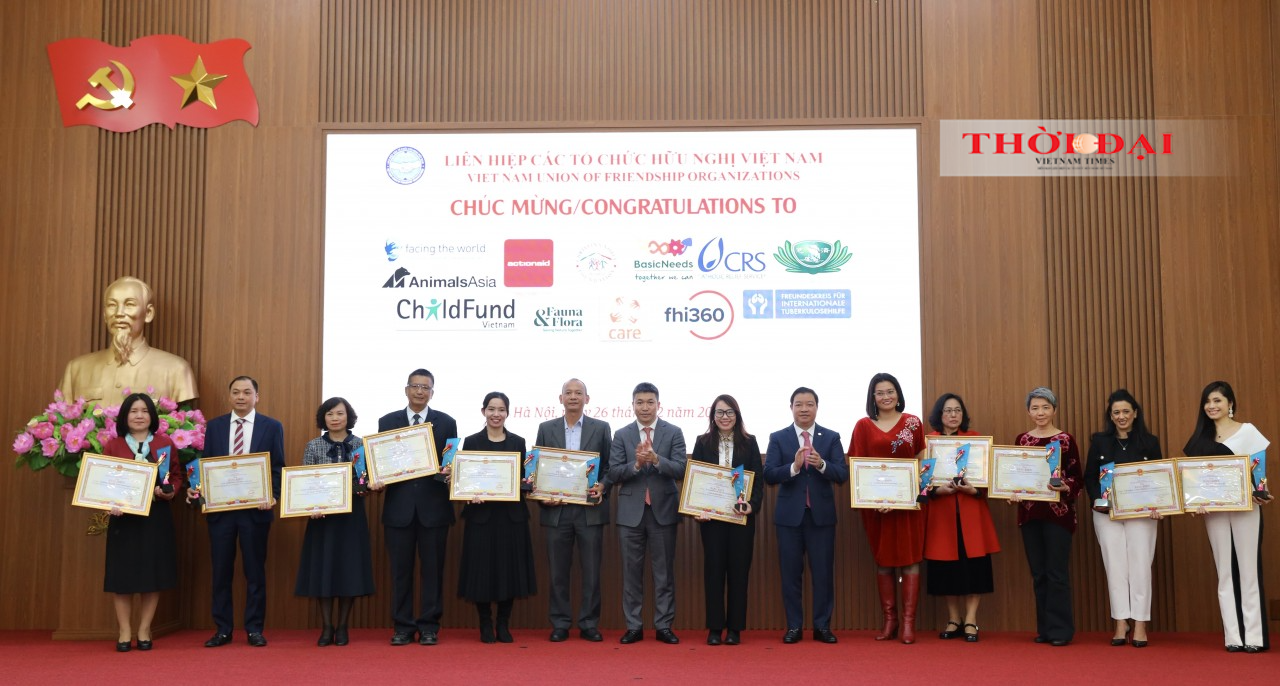 Chủ tịch Liên hiệp các tổ chức Hữu nghị Việt Nam Phan Anh Sơn trao tặng bằng khen cho các tổ chức phi chính phủ nước ngoài. Chủ tịch Liên hiệp các tổ chức Hữu nghị Việt Nam Phan Anh Sơn trao tặng bằng khen cho các tổ chức phi chính phủ nước ngoài.