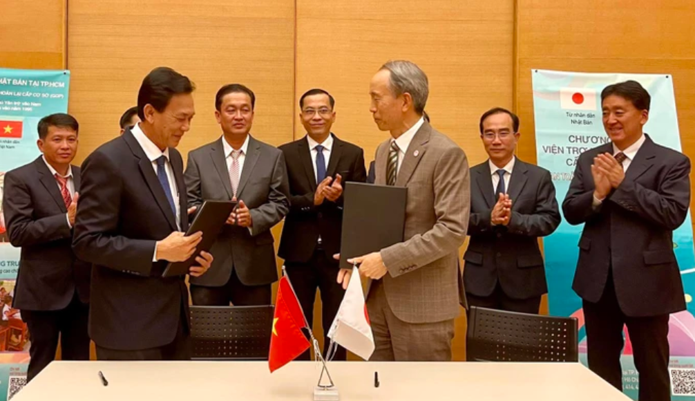 Tổng Lãnh sự Nhật Bản Ono Masuo (bên phải) và ông Trần Chí Dũng, Chủ tịch Liên hiệp các Tổ chức hữu nghị tỉnh Kiên Giang tại lễ ký kết