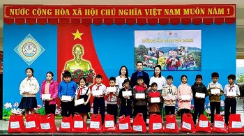 Đà Nẵng trao gần 600 suất quà cho học sinh có hoàn cảnh khó khăn vùng cao