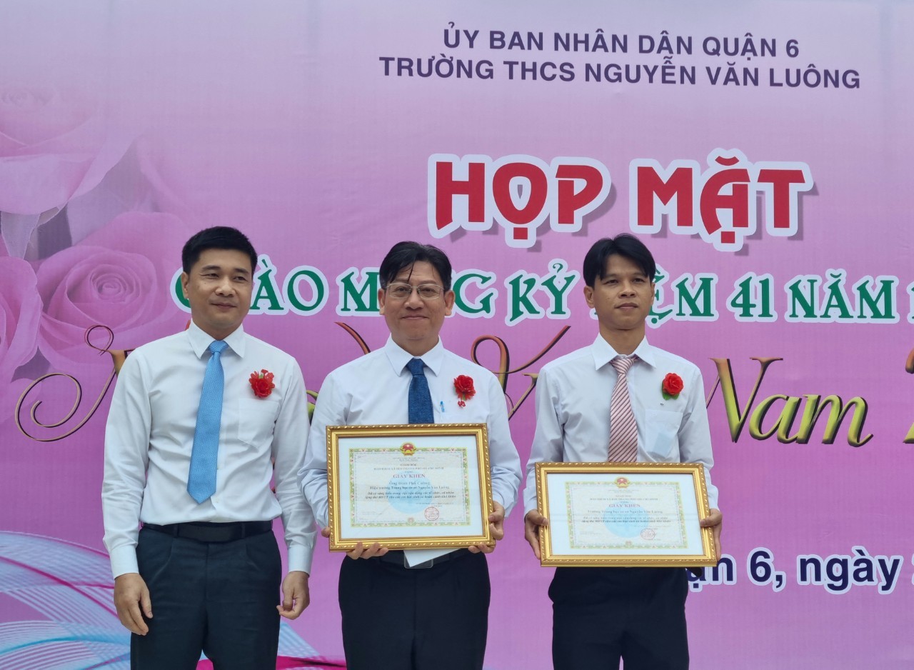 Thay mặt BHXH TP.Hồ Chí Minh, Phó Giám đốc Trần Dũng Hà đã trao tặng Giấy khen tới tập thể Trường THCS Nguyễn Văn Luông, thầy giáo Đinh Phú Cường - Hiệu trưởng của nhà trường.