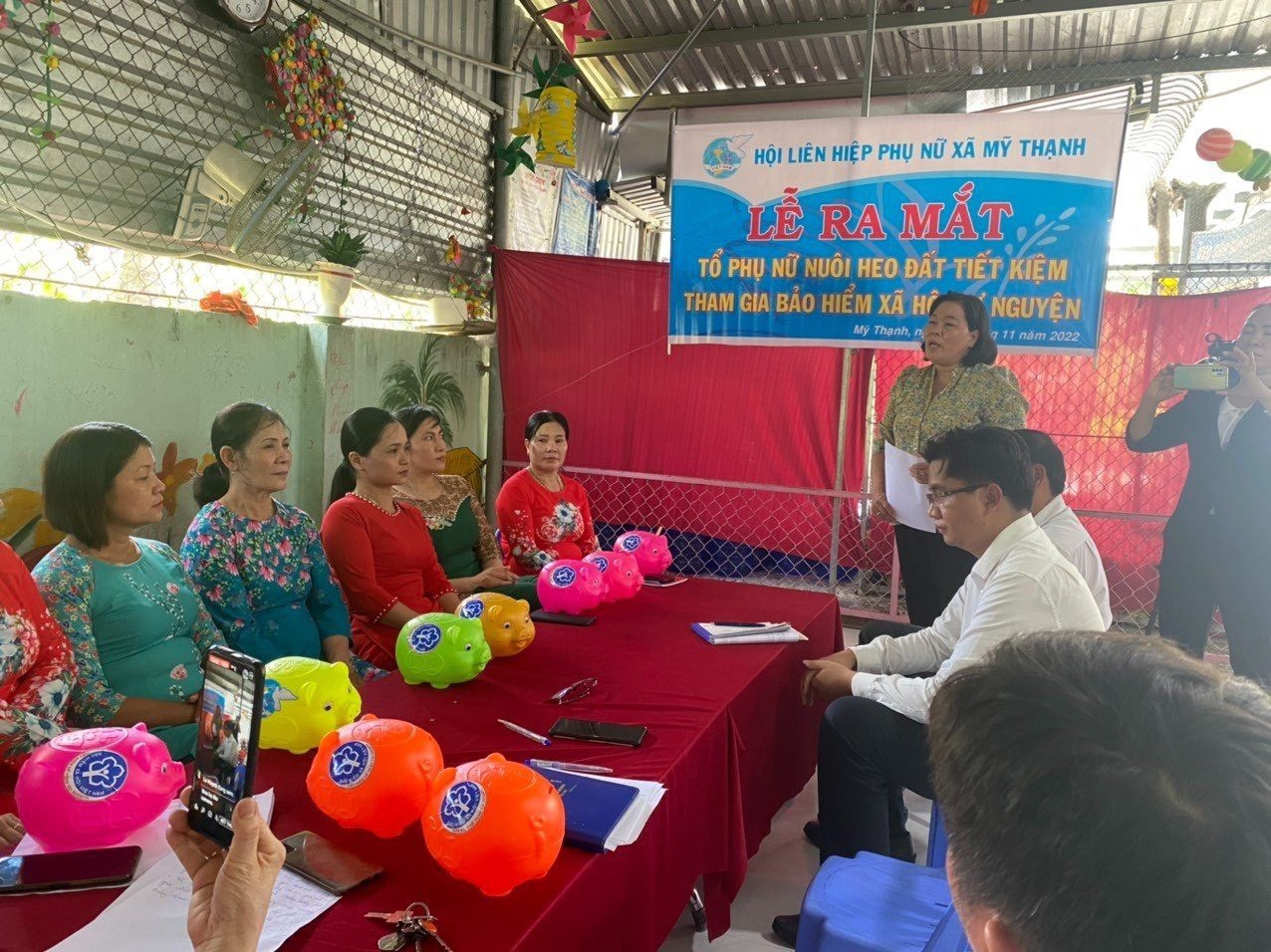Các hội viên phụ nữ phấn khởi tham gia “Nuôi heo đất tiết kiệm tham gia BHXH tự nguyện” tại tỉnh Long An.