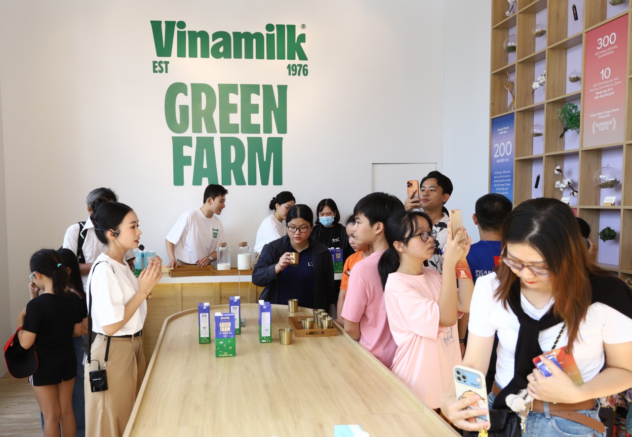 Người tiêu dùng thưởng thức thử dòng sản phẩm Vinamilk Green Farm mới tại sự kiện “Trải nghiệm thưởng thức - Chu du miền vị giác cùng Vinamilk Green Farm” ở TPHCM (ảnh 1a, 1b) và Hà Nội (ảnh 1c, 1d). Ảnh: Vi Nam