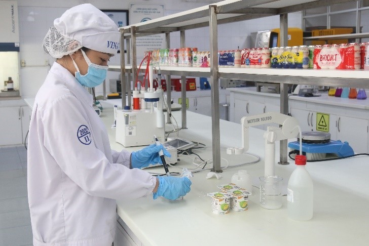 Sản phẩm sữa chua sầu riêng Vinamilk đang nghiên cứu sản xuất cho thị trường Trung Quốc. Ảnh: Vi Nam