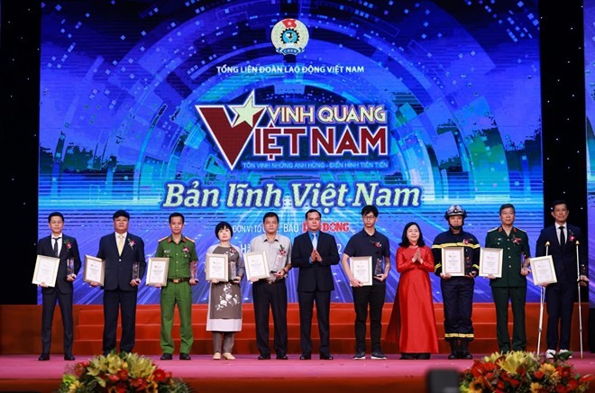 Vinh danh những tập thể xuất sắc tại chương trình Vinh quang Việt Nam năm 2022. Ảnh: Hải Nguyễn