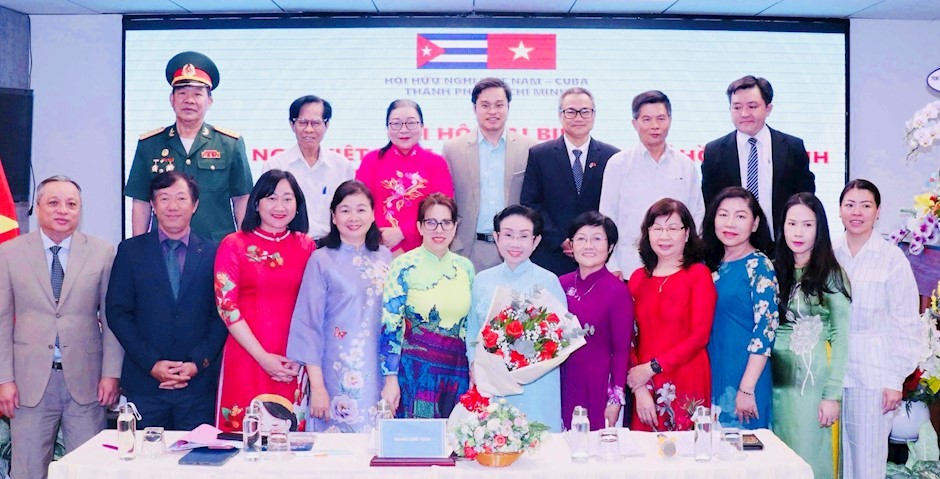 Chủ tịch Liên hiệp các tổ chức hữu nghị TPHCM Đỗ Việt Hà và Tổng Lãnh sự Cuba tại TPHCM Ariandne Feo Labrada chúc mừng Ban Chấp hành Hội hữu nghị Việt Nam-Cuba TPHCM nhiệm kỳ 2023 - 2028. 