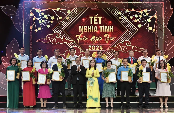 Phó Bí thư Thành ủy TPHCM Nguyễn Phước Lộc và Chủ tịch Hội Nông dân TPHCM Nguyễn Thanh Xuân tặng hoa cùng thư cảm ơn đến các cá nhân và đơn vị ủng hộ chương trình. (Ảnh: SGGP)
