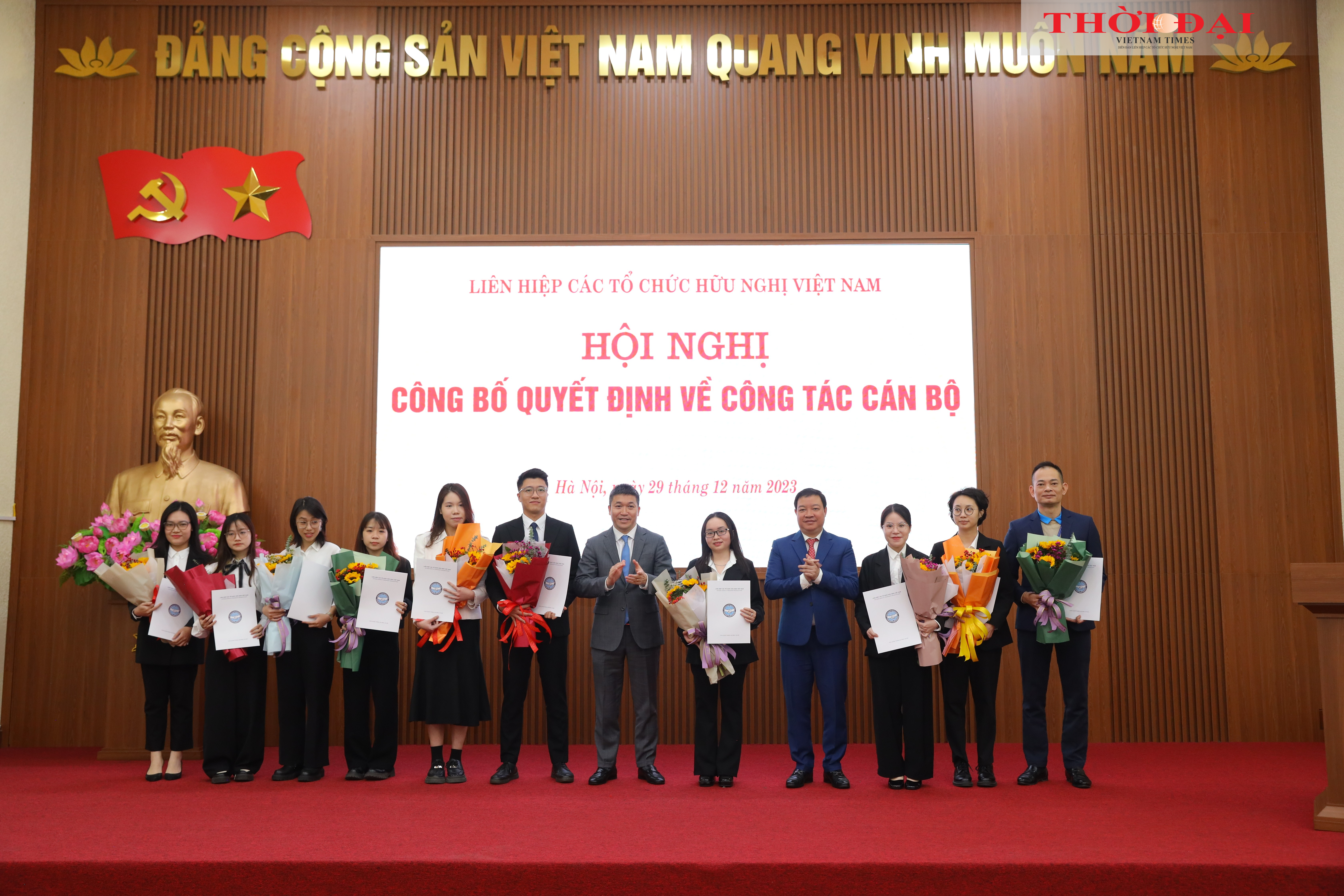 Chủ tịch VUFO Phan Anh Sơn chúc mừng 10 công chức mới. (Ảnh: Đinh Hòa)
