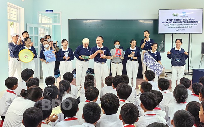 Tổ chức Tzu Chi trao quà tặng là các loại vật dụng sinh hoạt cho học sinh Trường Phổ thông Dân tộc bán trú Đinh Ruối (huyện An Lão).