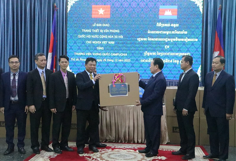 Bàn giao thiết bị văn phòng Quốc hội Việt Nam tặng Thượng viện Campuchia