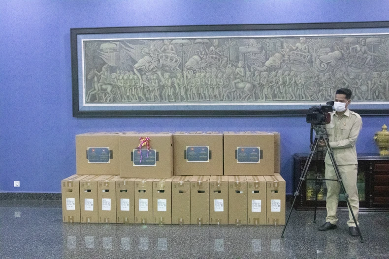 Bàn giao thiết bị văn phòng Quốc hội Việt Nam tặng Thượng viện Campuchia