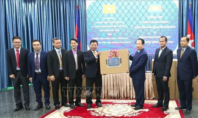 Đại sứ Việt Nam tại Campuchia Nguyễn Huy Tăng bàn giao quà tặng trang thiết bị văn phòng của Quốc hội Việt Nam cho Thượng viện Vương quốc Campuchia. Ảnh: TTXVN