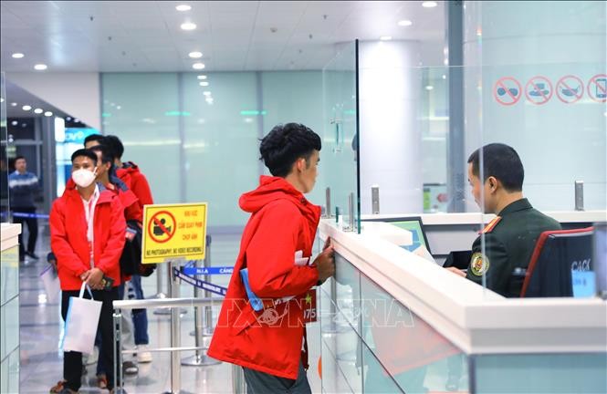 Công dân Việt Nam từ Myanmar làm thủ tục nhập cảnh tại Sân bay quốc tế Nội Bài, Hà Nội, rạng sáng 5/12/2023. Ảnh: Văn Điệp/ TTXVN