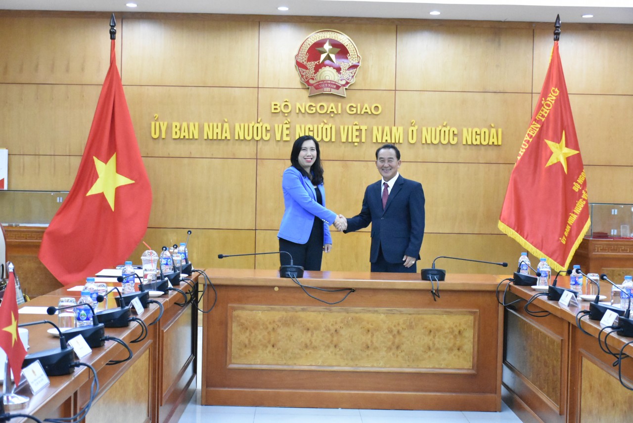 Thứ trưởng Lào ấn tượng với thành tựu Việt Nam đạt được trong công tác kiều bào
