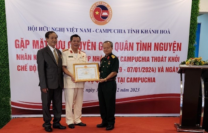 Hội Hữu nghị Việt Nam - Campuchia tỉnh Khánh Hòa nhận Bằng khen của Trung ương hội.