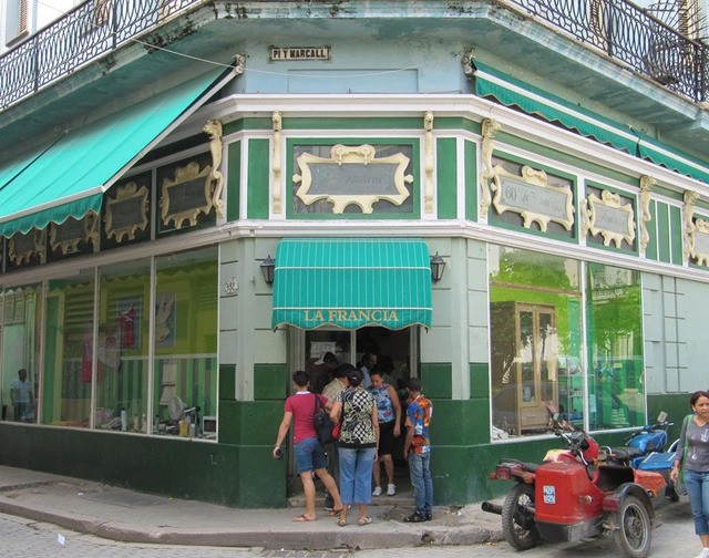 Người dân Cuba mua sắm tại Cửa hàng La Francia ở Centro, La Habana, Cuba. (Ảnh: remarkabletravels.com)