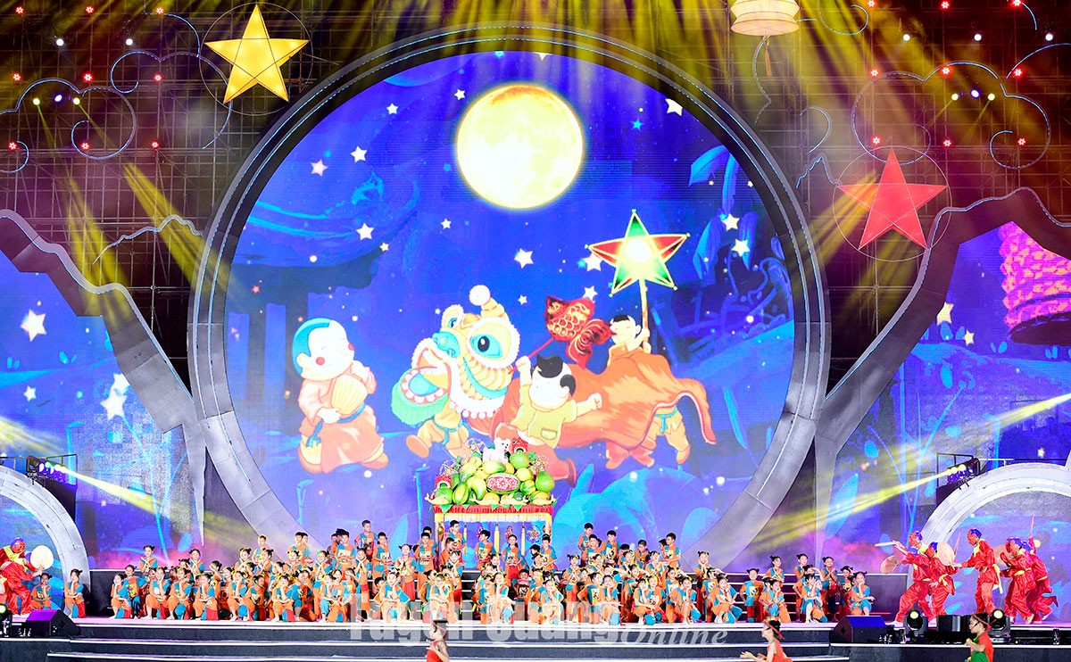 Đêm hội thành Tuyên 2023 với nhiều tiết mục nghệ thuật đặc sắc. (Ảnh: Báo Tuyên Quang)