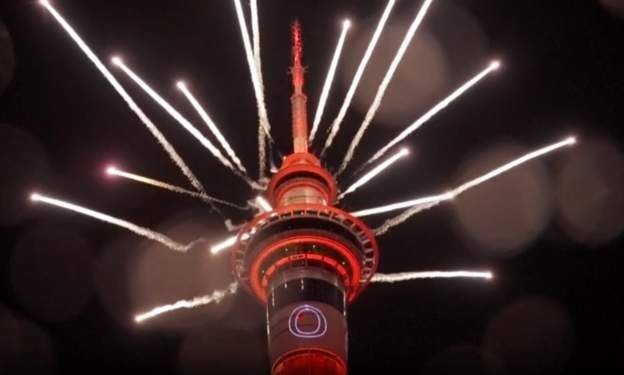 Sau đó một giờ, New Zealand cũng chính thức bước sang Năm mới 2024 với màn bắn pháo hoa rực rỡ tại Tháp Sky. (Ảnh: BBC)