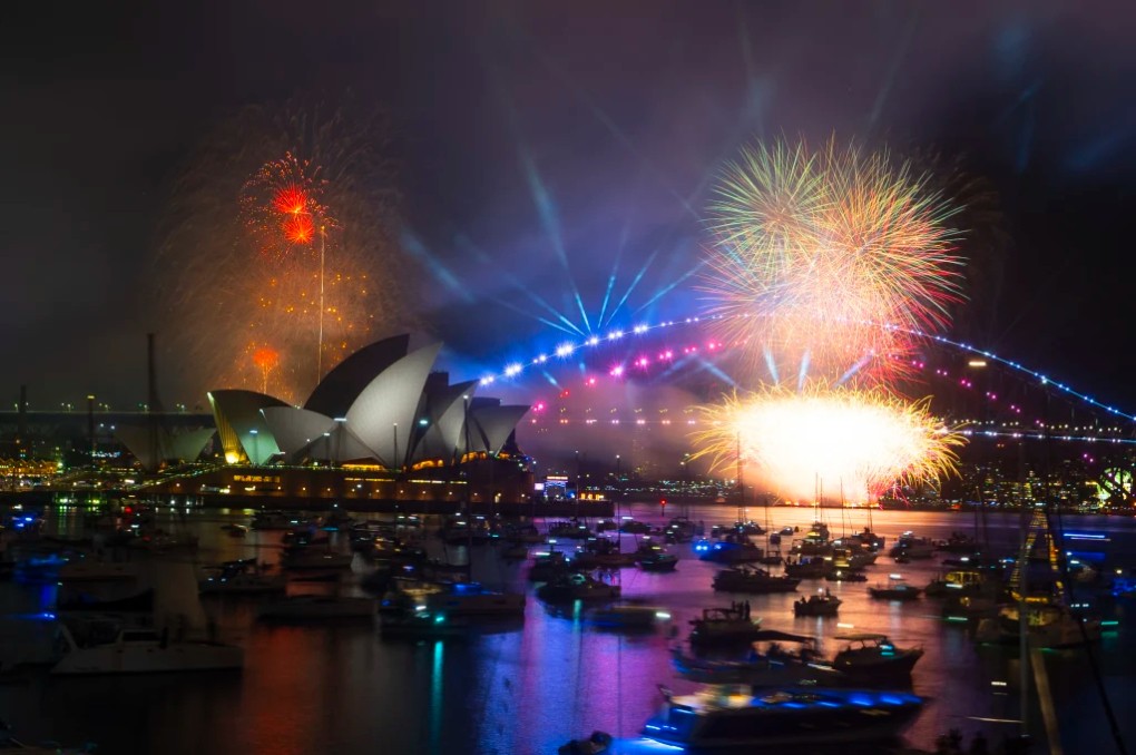 Tại Australia, cầu Cảng Sydney rực sáng lúc 21h (6h giờ Hà Nội) với màn trình diễn pháo hoa Calling Country, chương trình nhằm tôn vinh những người dân tộc bản địa của Australia. (Ảnh: SMH)