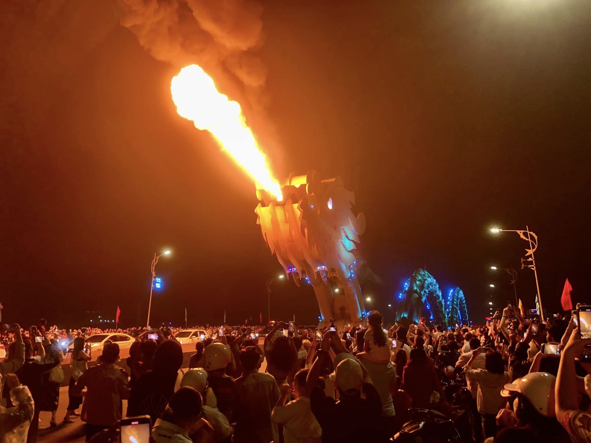 Tại Đà Nẵng, vào 21h, hàng ngàn người dân và du khách hào hứng đứng trên cầu Rồng đón xem khoảnh khắc rồng sắt phun lửa, nước. (Ảnh: Danang.gov.vn) 
