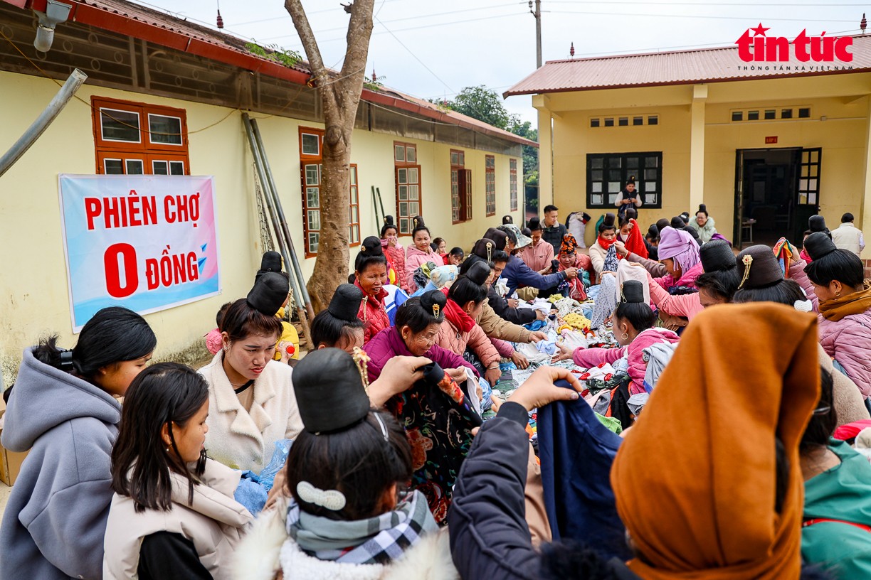 Trong không khí đầu Xuân năm mới 2024, những người dân ở xã biên giới Mường Và, huyện Sốp Cộp (Sơn La) đón xuân sớm cùng chương trình “Xuân Biên phòng ấm lòng dân bản”, do Đồn Biên phòng Nậm Lạnh phối hợp với các đơn vị tổ chức. Trong ảnh là phiên chợ 0 đồng phục vụ người dân xã Mường Và. (Ảnh: Báo Tin tức)