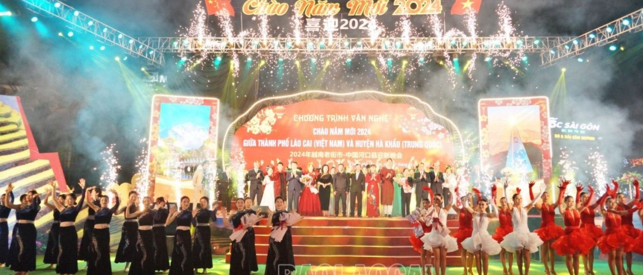 Người dân Lào Cai và huyện Hà Khẩu, tỉnh Vân Nam (Trung Quốc) cùng đón chào năm mới 2024