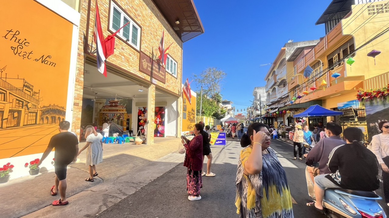 Phố Việt Nam ở Udon Thani, Thái Lan thu hút khách quốc tế ngày đầu năm 2024