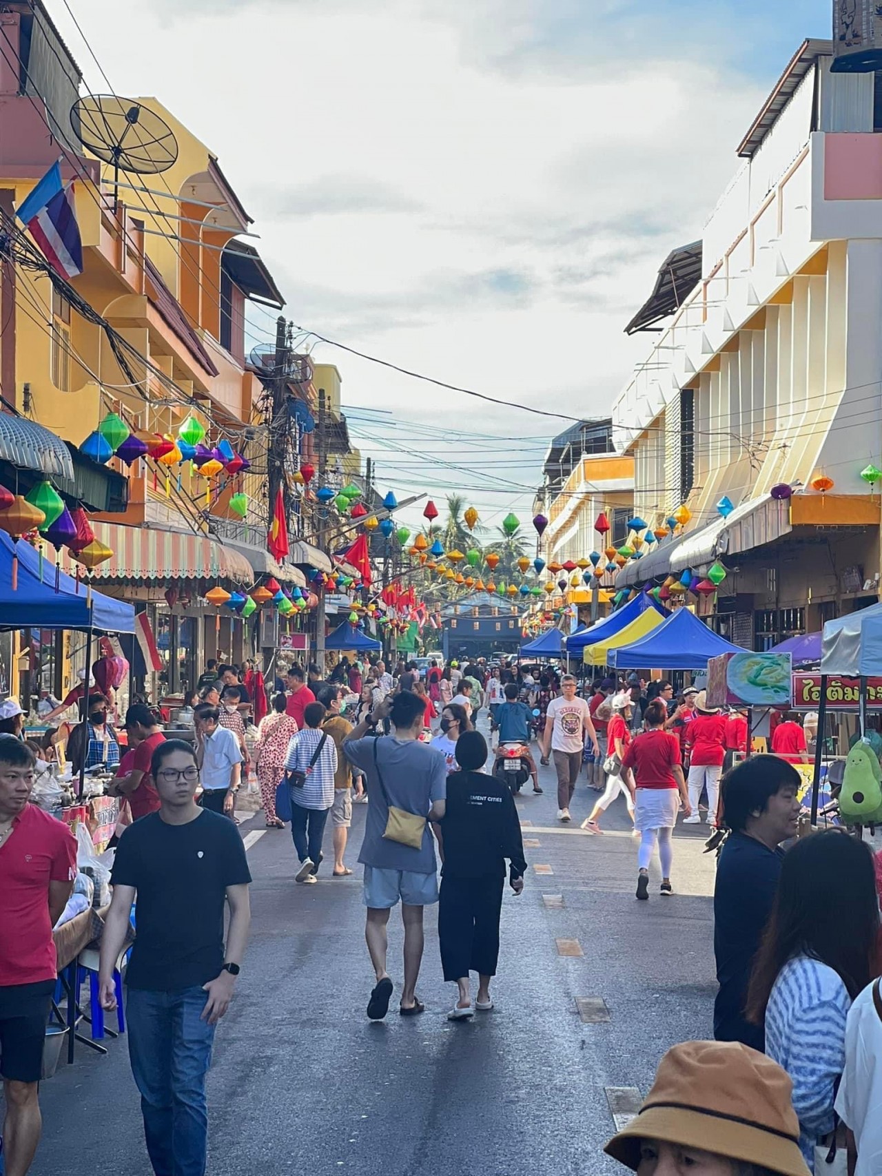 Phố Việt Nam ở Udon Thani, Thái Lan thu hút khách quốc tế ngày đầu năm 2024