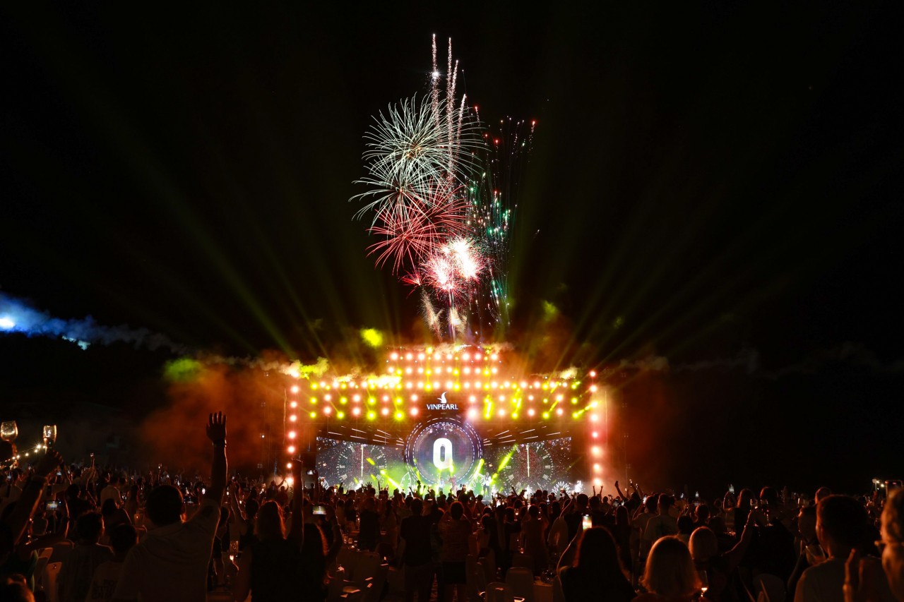 Liên hoàn vũ điệu pháo hoa rực rỡ đón năm mới tại Phú Quốc United Center