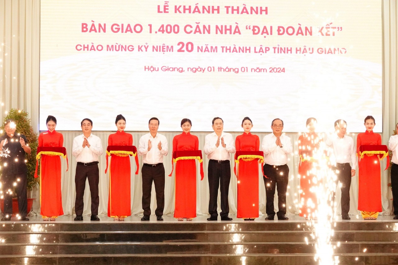 Chủ tịch nước dự bàn giao 1.400 căn nhà đại đoàn kết tại Hậu Giang