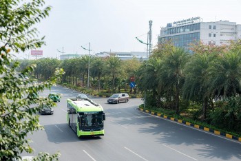 nguoi dan hao hung trai nghiem tuyen buyt dien dau tien ket noi noi do ha noi san bay noi bai