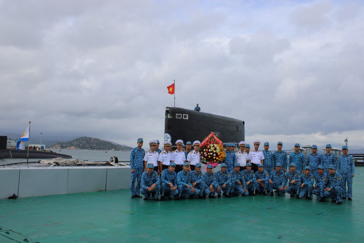 Chỉ huy Lữ đoàn Tàu ngầm 189 chúc mừng 10 năm Ngày thành lập Tàu 182 - Hà Nội (3-1-2014 / 3-1-2024)