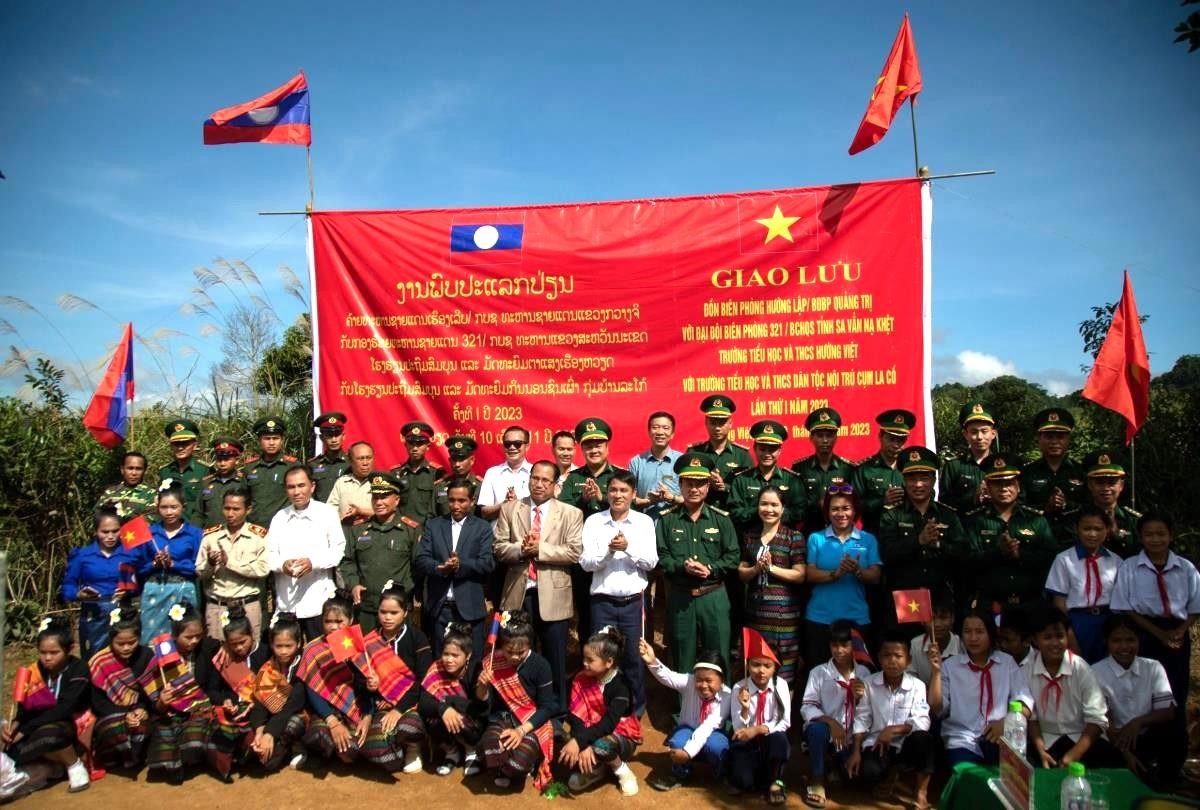 Nồng ấm tình đoàn kết Việt - Lào