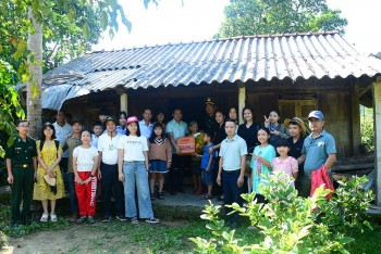 Nồng ấm tình đoàn kết Việt - Lào