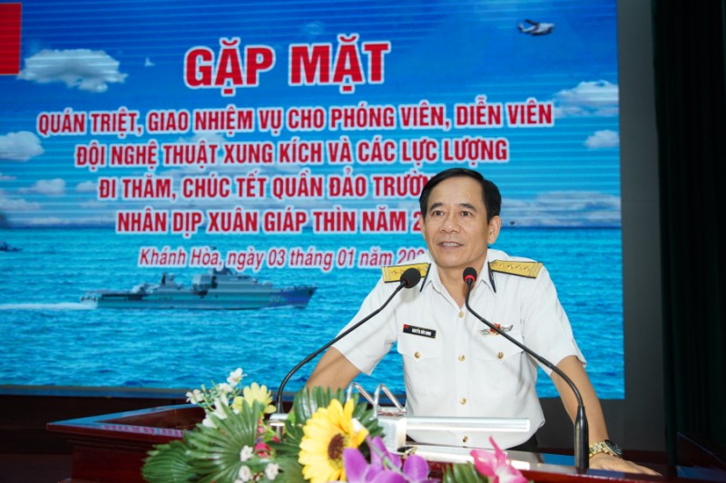 Đại tá Nguyễn Hữu Minh, Phó Chính ủy Vùng 4 Hải quân chia sẻ thông tin tại buổi gặp mặt.
