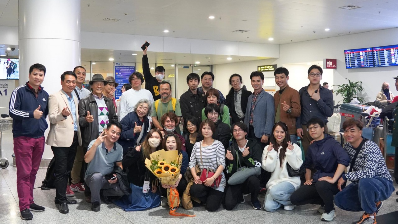 Đêm 30/12, đoàn kịch Toyko Engeki Ensemble đã đáp chuyến bay bắt đầu cho chuyến công tác tại Việt Nam. ( Ảnh: NHKVN)