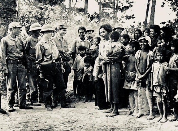 Đoàn công tác của Quân tình nguyện Việt Nam đến thăm, cứu trợ đồng bào Campuchia ngay sau khi đất nước thoát khỏi chế độ diệt chủng. (Ảnh: QĐND)