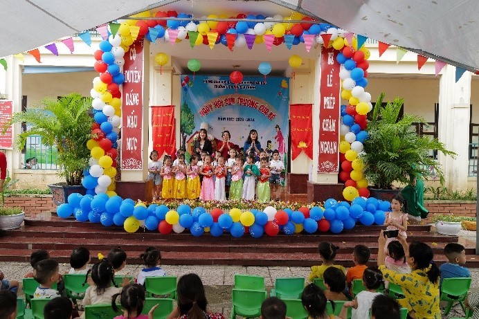 Đại diện Vinamilk trao tặng 21.600 hộp sữa Vinamilk ADM đến các em học sinh tại Trường Mầm non Cao Thành vào lễ khai giảng năm học mới.